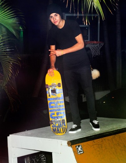 justin-bieber-skateboarding-miami-500x645