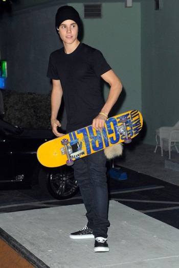 justin-bieber-skateboard-miami-500x750 - Justin Bieber 4