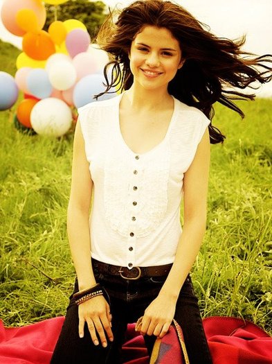 405922_296676243721385_119049044817440_724259_1809755528_n - Selena Gomez 4