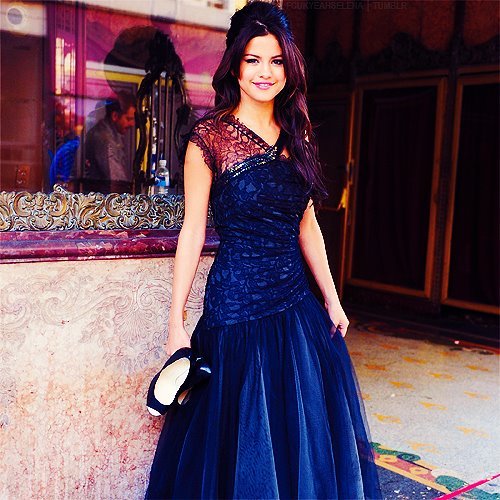 422752_293353984053611_119049044817440_717598_406333347_n - Selena Gomez 4