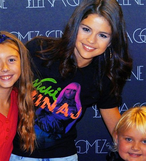 425799_293007497421593_119049044817440_716799_1937017655_n - Selena Gomez 4