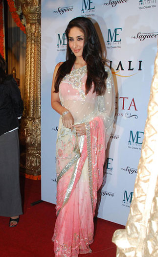  - Kareena Kapoor in saree si kurtis