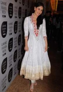  - Kareena Kapoor in saree si kurtis