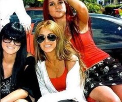 dulce-maria-and-loser-sign-gallery_thumb