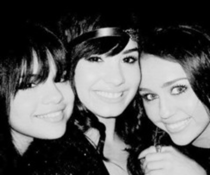 tumblr_le95vlgP0v1qbl3jdo1_400_thumb - Miley Cyrus And Selena Gomez And Demi Lovato