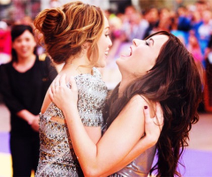 tumblr_loaanbsbhb1qc1x9ho1_500_thumb - Miley Cyrus And Selena Gomez And Demi Lovato