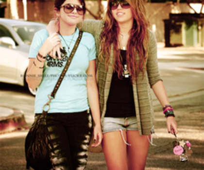 tumblr_lrvk7jh7aA1qitlw5o1_500_thumb - Miley Cyrus And Selena Gomez And Demi Lovato