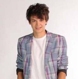 ma suna justin.........zi frate