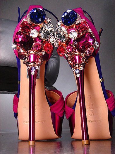 dupa 3 min a sunat justin si fetele au ajuns