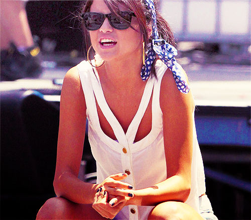 tumblr_lr5uew7iU71r2hrs2o1_500 - 0     I love Selena forever