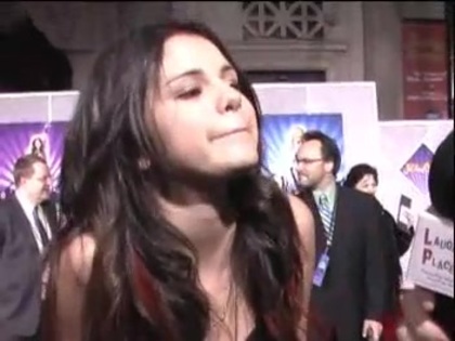 Selena Gomez at the Premiere for Hannah Montana Concert 012 - Selena Gomez at the Premiere for Hannah Montana concert