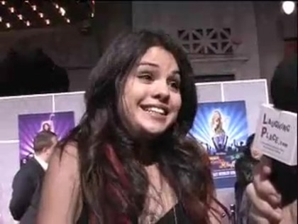 Selena Gomez at the Premiere for Hannah Montana Concert 112 - Selena Gomez at the Premiere for Hannah Montana concert
