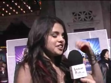 Selena Gomez at the Premiere for Hannah Montana Concert 132 - Selena Gomez at the Premiere for Hannah Montana concert