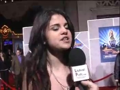 Selena Gomez at the Premiere for Hannah Montana Concert 171 - Selena Gomez at the Premiere for Hannah Montana concert