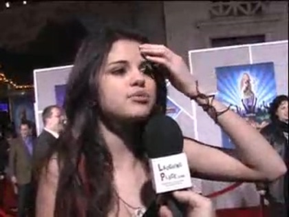 Selena Gomez at the Premiere for Hannah Montana Concert 180 - Selena Gomez at the Premiere for Hannah Montana concert