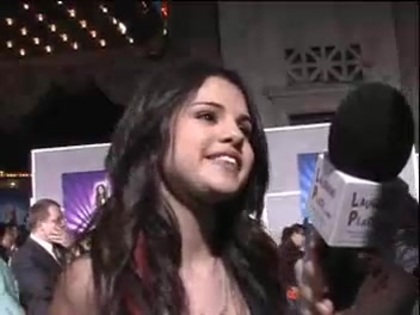 Selena Gomez at the Premiere for Hannah Montana Concert 309 - Selena Gomez at the Premiere for Hannah Montana concert