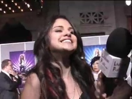 Selena Gomez at the Premiere for Hannah Montana Concert 321 - Selena Gomez at the Premiere for Hannah Montana concert