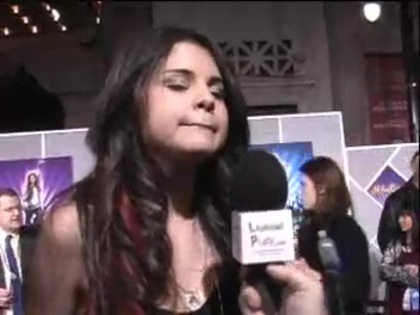 Selena Gomez at the Premiere for Hannah Montana Concert 415 - Selena Gomez at the Premiere for Hannah Montana concert
