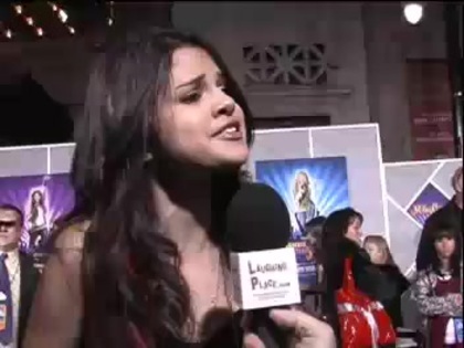 Selena Gomez at the Premiere for Hannah Montana Concert 453 - Selena Gomez at the Premiere for Hannah Montana concert