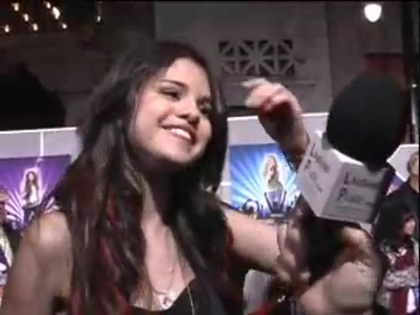 Selena Gomez at the Premiere for Hannah Montana Concert 464 - Selena Gomez at the Premiere for Hannah Montana concert