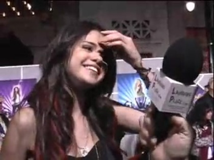 Selena Gomez at the Premiere for Hannah Montana Concert 465 - Selena Gomez at the Premiere for Hannah Montana concert