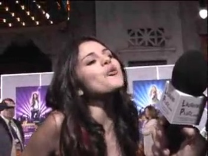 Selena Gomez at the Premiere for Hannah Montana Concert 477 - Selena Gomez at the Premiere for Hannah Montana concert