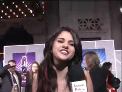 Selena Gomez at the Premiere for Hannah Montana Concert 492 - Selena Gomez at the Premiere for Hannah Montana concert