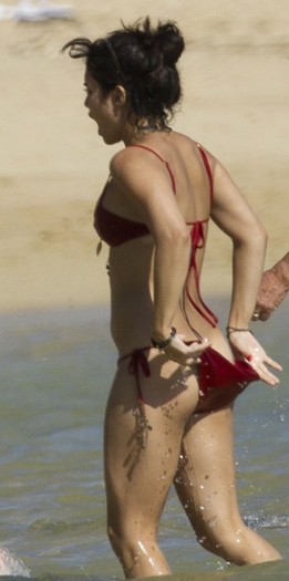 Vanessa-Hudgens-Bikini-Candids-on-the-Beach-in-Hawaii-1-535x1075 - OMG VANESSA HUDGENS