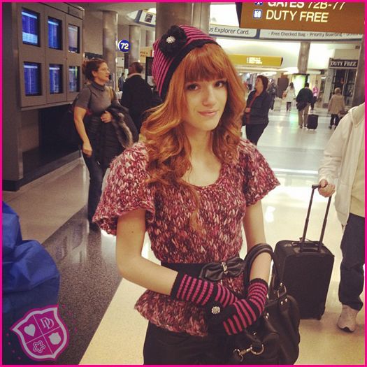 Bella-Thorne-Airport - BELLA THORNE NICE