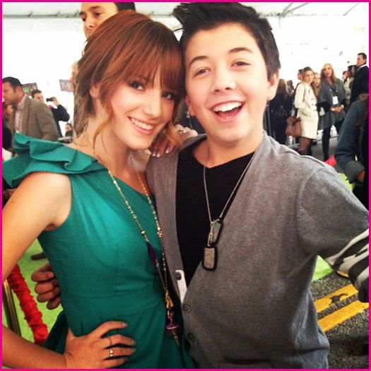 Bella-Thorne-Bradley-Steven-Perry-The-Muppets-Movie-Premiere - BELLA THORNE NICE