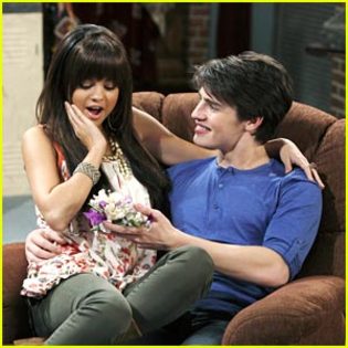 selena-gomez-gregg-sulkin-corsage - Gregg sulkin si selena gomez