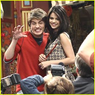 selena-gomez-gregg-sulkin-four-first-look - Gregg sulkin si selena gomez