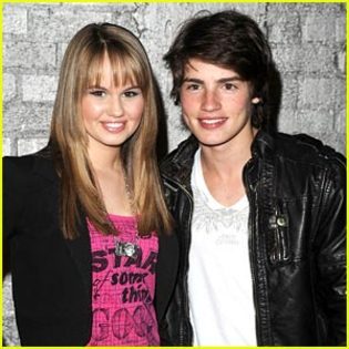 28887754_TFKXOZMGP - Gregg Sulkin si Debby Ryan