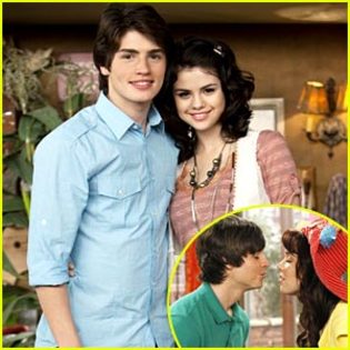 gregg-sulkin-wizards-selena - Gregg sulkin si selena gomez