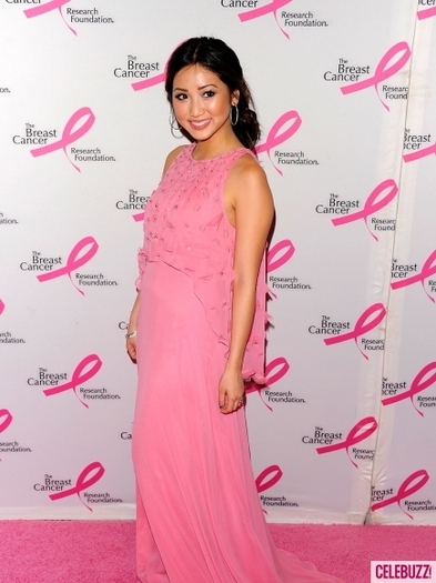 Brenda-Song-Pretty-in-Pink-5-435x580 - Brenda Song este mamica iar Miley Cyrus matusa