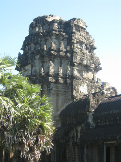 Angkor Wat; Templu in stilul khmer clasic, construit la inceputul secolului XII, initial hindus, dedicat zeului 
