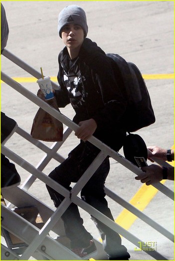 [adrew urca in avionul particular] uhhh nu mai vine....[si intra in avion] - xX Eps 2 Xx