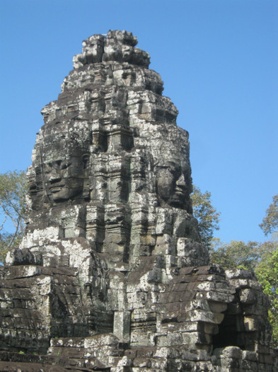 Angkor Thom - templul Bayon; Construit la sfarsitul secolului XII si inceputul secolului XIII este unul dintre cele mai bogat dec
