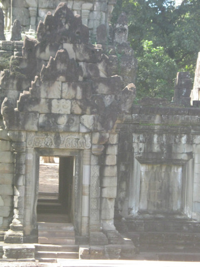 Intrare in templul Ta Prohm; Construit in secolul XII ca manastire si universitate budista. Invadat si distrus de jungla
