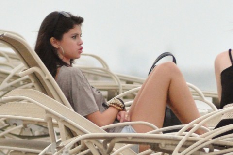 desc%u0103rcare (14) - Selena Gomez cu pasarica la vedere