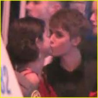 kiss issa and justin