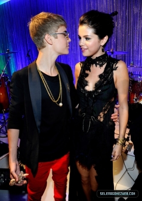 normal_selena-gomez-091