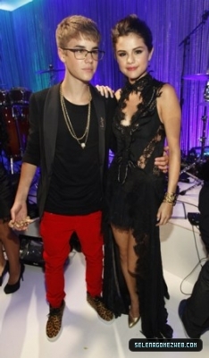 normal_selena-gomez-160