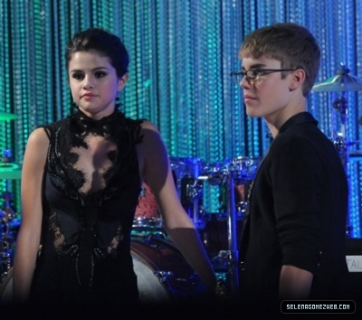 normal_selena-gomez-165