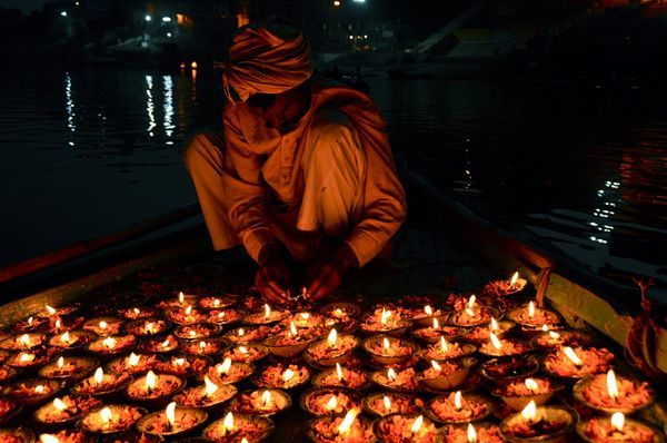 candle-ceremony-ganges-river_29341_600x450 - India imagini HD