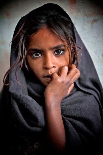 young-girl-haridwar-station_29330_600x450 - India imagini HD