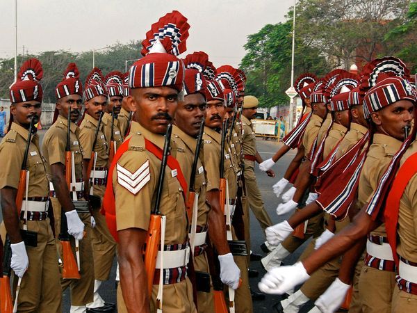 india-parade-soldiers_6755_600x450 - Oamenii de rand din India