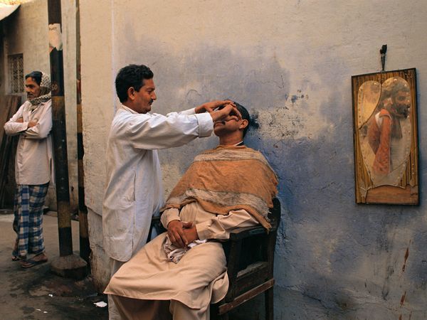 dehli-street-barber_1863_600x450 - Viata in Delhi