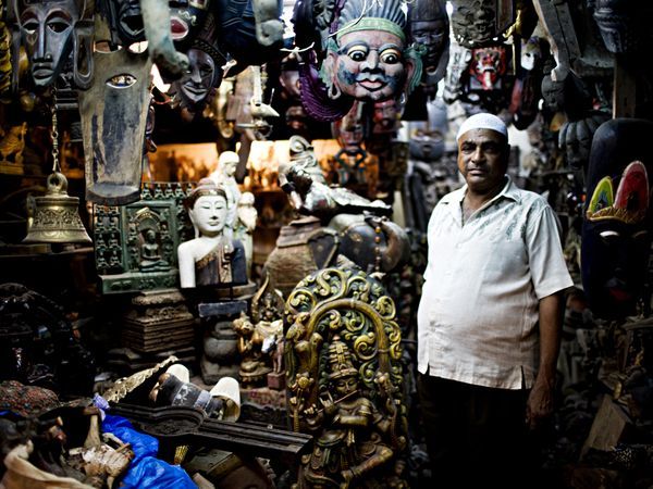 mumbai-chor-bazaar-vendor_22772_600x450 - Viata in Mumbai