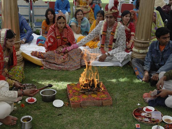 indian-wedding-pundit-fire_23184_600x450 - Nunta indiana